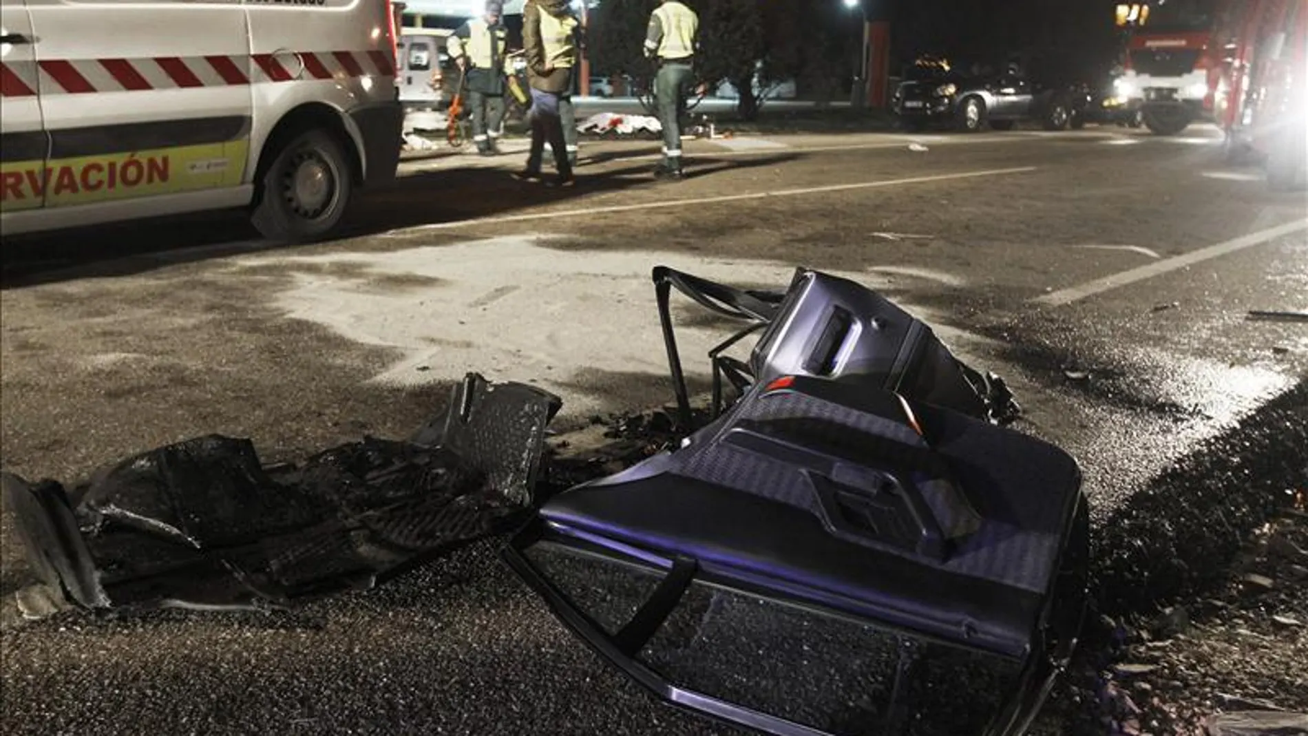 Restos del vehículo implicado en el accidente en Muelas (Zamora). Restos del vehículo implicado en el accidente en Muelas (Zamora).