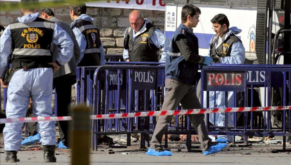 Muere un atacante suicida tras herir a tres personas en Estambul