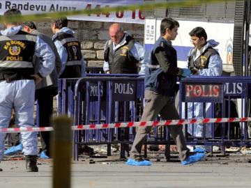 Muere un atacante suicida tras herir a tres personas en Estambul