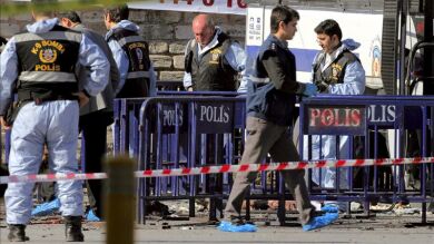 Muere una terrorista tras inmolarse en una comisaría de Estambul y matar a un policía
