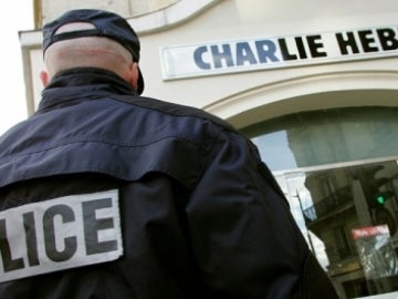 Un gendarme frente a la sede del diario 'Charlie Hebdo'