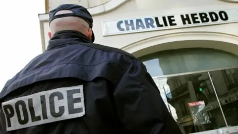 Un gendarme frente a la sede del diario 'Charlie Hebdo' Un gendarme frente a la sede del diario 'Charlie Hebdo'