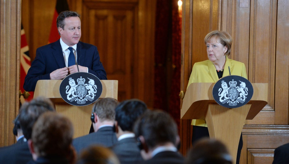 Angela Merkel da una rueda de prensa junto a David Cameron