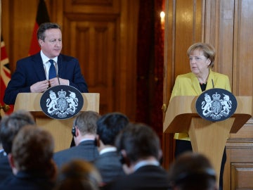 Angela Merkel da una rueda de prensa junto a David Cameron