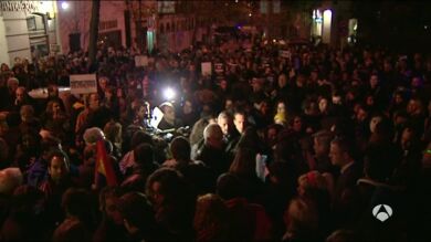 Gritos de 'Todos somos Charlie' frente a la Embajada de Francia en Madrid 