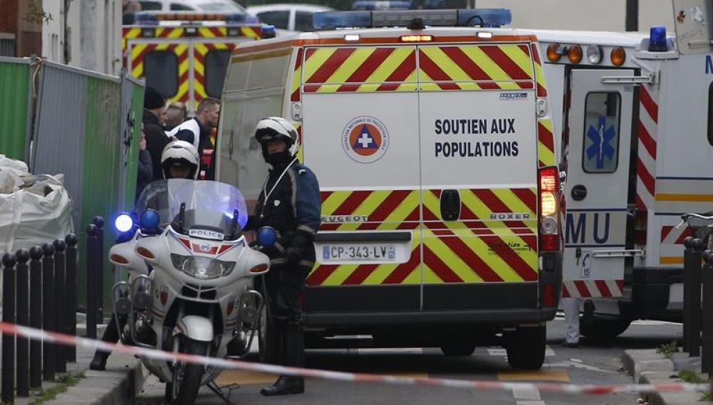 La Policía acordona la zona del Charlie Hebdo