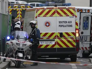 La Policía acordona la zona del Charlie Hebdo La Policía acordona la zona del Charlie Hebdo