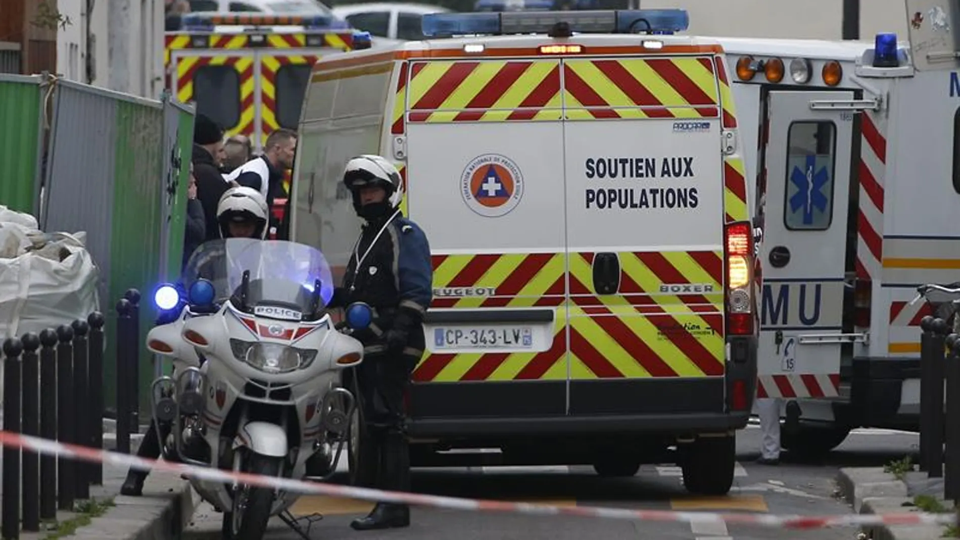 La Policía acordona la zona del Charlie Hebdo La Policía acordona la zona del Charlie Hebdo