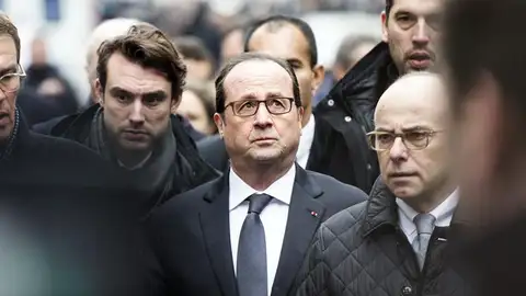 Hollande llega a las oficinas del semanario satírico francés Hollande llega a las oficinas del semanario satírico francés