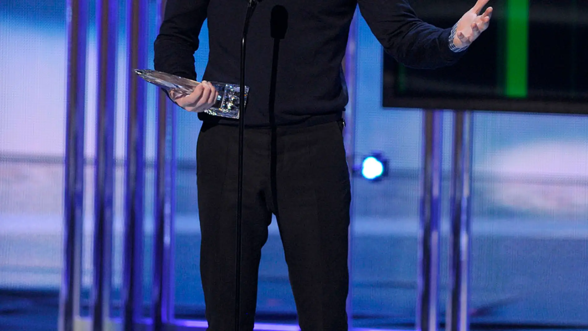 Chris Evans se puso así de guapo para llevarse su galardón