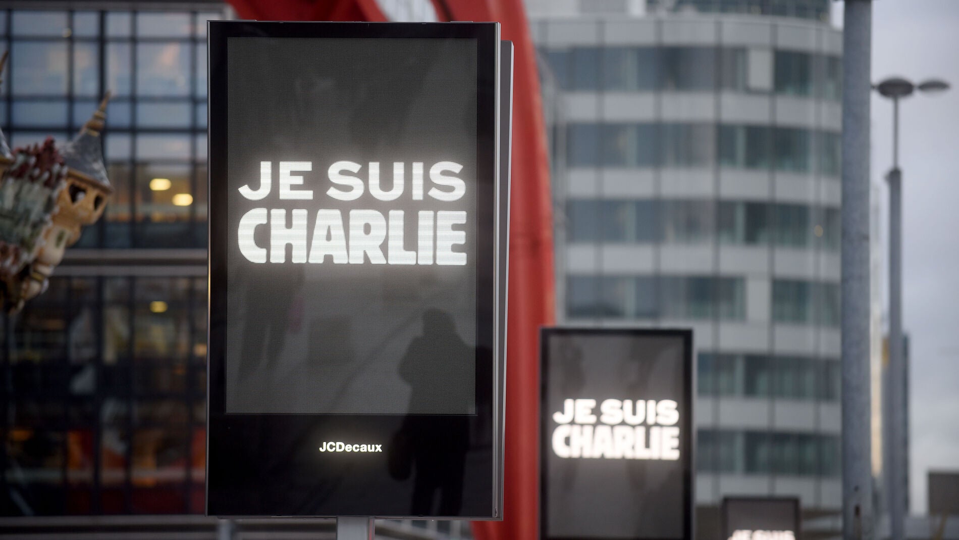 Francia se ti&ntilde;e de 'Je suis Charlie'
