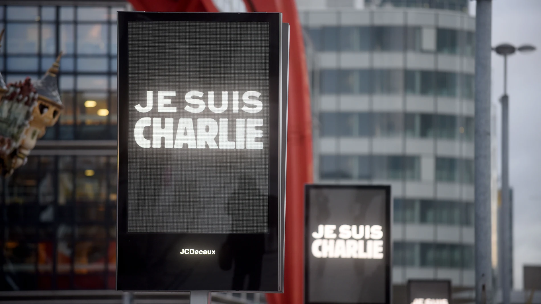 Francia se tiñe de 'Je suis Charlie' Francia se tiñe de 'Je suis Charlie'