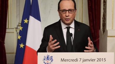 Hollande celebra una reunión de crisis sobre el atentado y recibe a Sarkozy