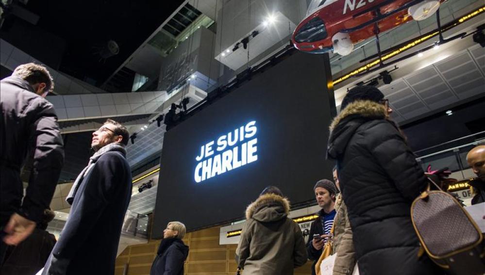 Vigilia por el ataque terrorista al Charlie Hebdo, frente al Newseum en Washington.