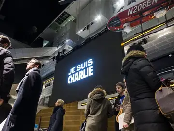 Vigilia por el ataque terrorista al Charlie Hebdo, frente al Newseum en Washington. Vigilia por el ataque terrorista al Charlie Hebdo, frente al Newseum en Washington.
