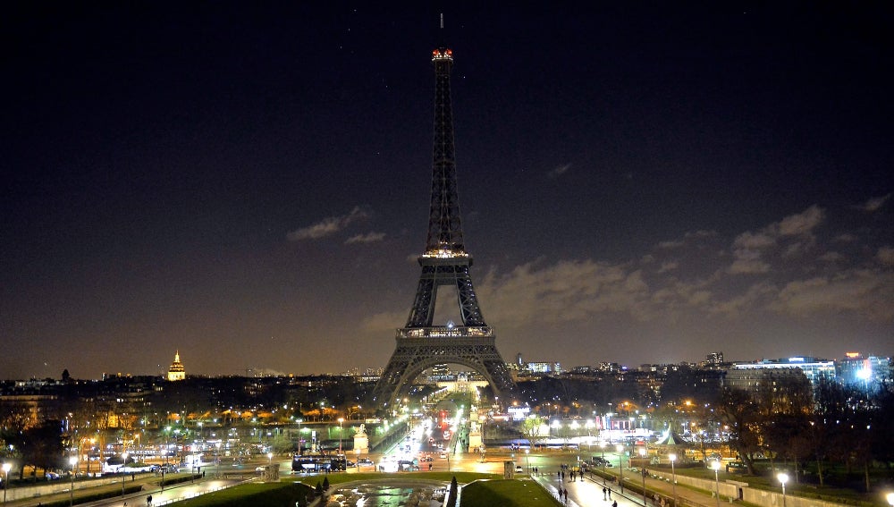 La torre Iffel, apagada en señal de luto por el atentado contra el semanario Charlie Hebdo