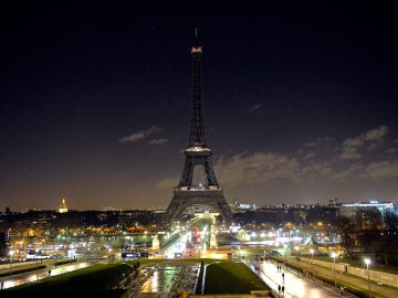 La torre Iffel, apagada en señal de luto por el atentado contra el semanario Charlie Hebdo