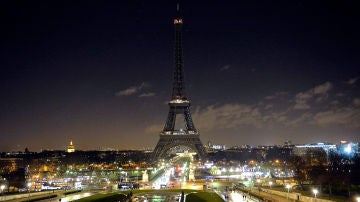 La torre Iffel, apagada en señal de luto por el atentado contra el semanario Charlie Hebdo