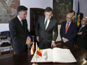 Rajoy acompañado de Montoro en Andorra