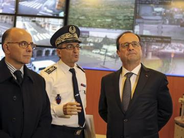 El presidente francés, François Hollande (d), y el ministro del Interior, Bernard Cazeneuve (i)
