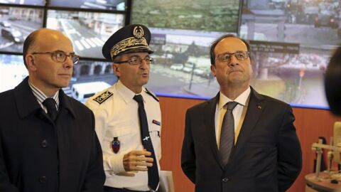 El presidente franc&eacute;s, Fran&ccedil;ois Hollande (d), y el ministro del Interior, Bernard Cazeneuve (i)