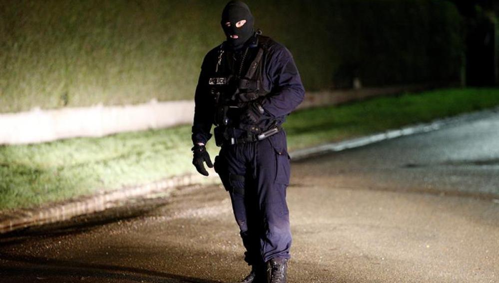 Un gendarme realiza un control en París tras los atentados.