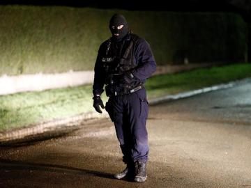 Un gendarme realiza un control en París tras los atentados.
