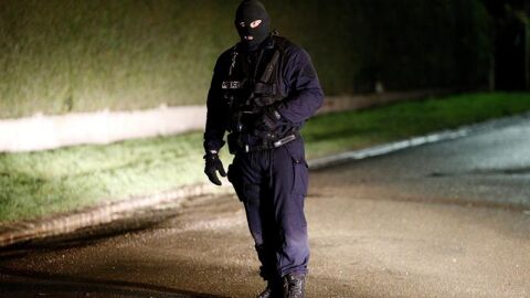 Un gendarme realiza un control en Par&iacute;s tras los atentados.
