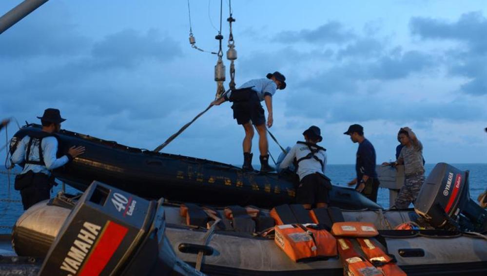 Operación de rescate de los restos del avión de AirAsia siniestrado.