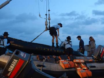 Operación de rescate de los restos del avión de AirAsia siniestrado.