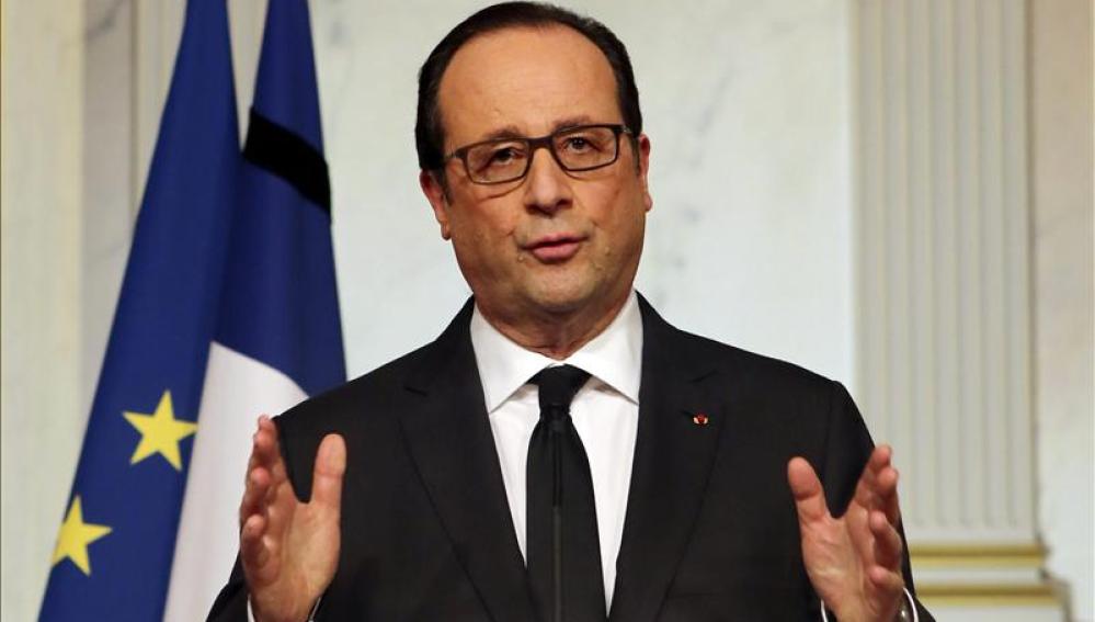 Hollande se dirige a la nación durante un discurso en el Palacio del Eliseo