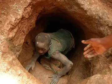 Un minero saliendo del tunel Un minero saliendo del tunel