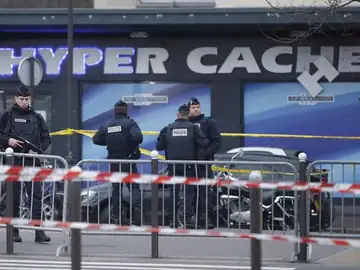 Dispositivo policial en el 'Hyper Cacher' de París Dispositivo policial en el 'Hyper Cacher' de París
