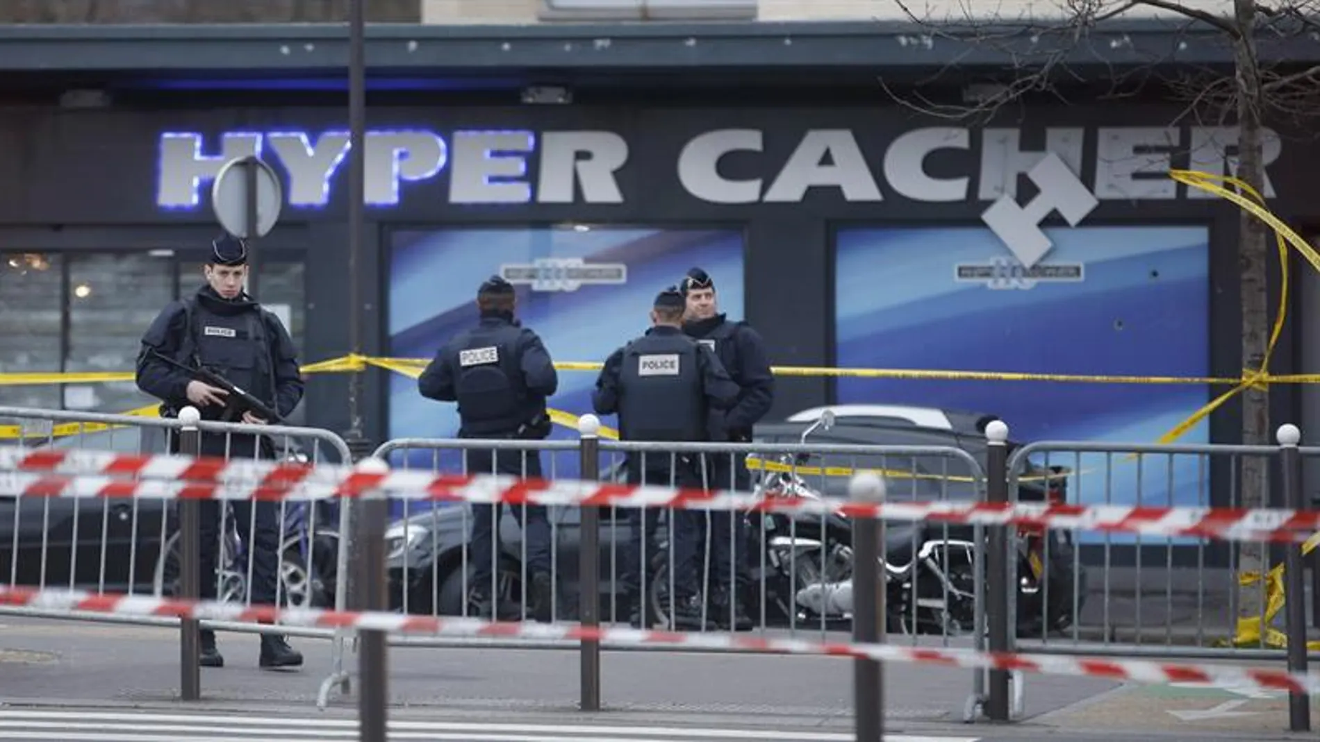 Dispositivo policial en el 'Hyper Cacher' de París Dispositivo policial en el 'Hyper Cacher' de París