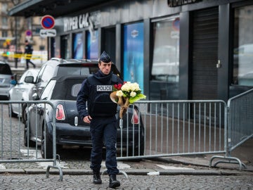 Un Policía deja flores en el 'Hyper Cacher'