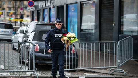 Un Polic&iacute;a deja flores en el 'Hyper Cacher'