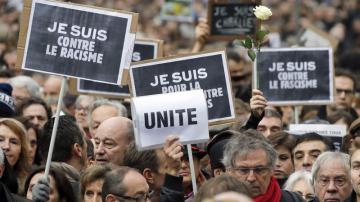 Miles de personas marchan en silencio por Charlie Hebdo en Francia