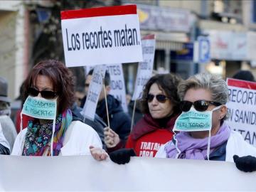 Afectados de Hepatitis C marchan a Moncloa reivindicando "tratamiento para todos".