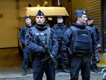 Policías franceses tras los atentados Policías franceses tras los atentados