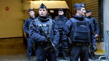 Policías franceses tras los atentados