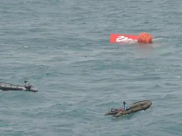 Sacan a la luz la cola del avión de AirAsia siniestrado Sacan a la luz la cola del avión de AirAsia siniestrado
