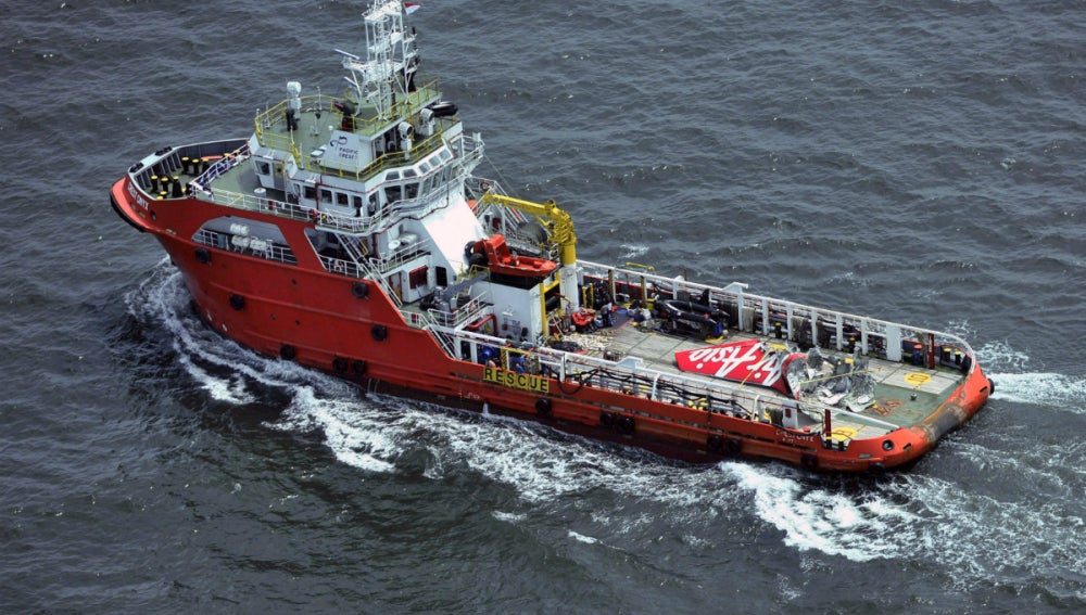 Un barco busca restos del AirAsia siniestrado