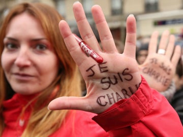 Mujer apoya a Charlie Hebdo