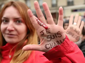 Mujer apoya a Charlie Hebdo Mujer apoya a Charlie Hebdo