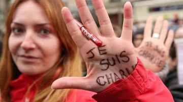 Mujer apoya a Charlie Hebdo