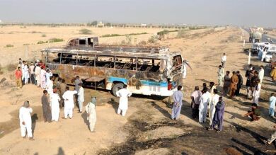 Mueren 62 personas por el choque de un autobús y un camión con gasolina en Pakistán