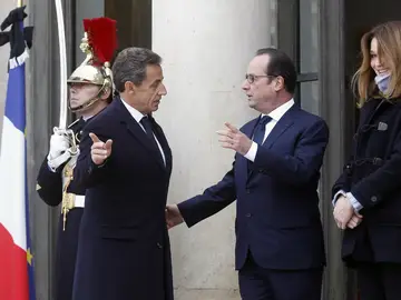 Hollande charla con Sarkozy Hollande charla con Sarkozy