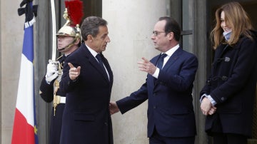 Hollande charla con Sarkozy