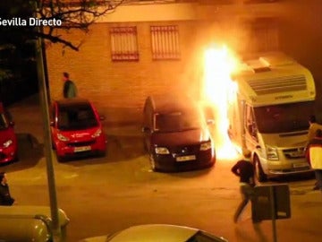 Una auto-caravana en llamas en el barrio de Triana, Sevilla