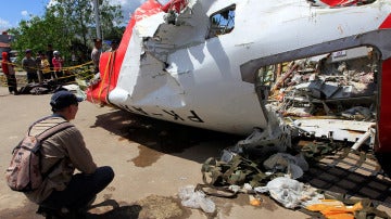 Un investigador inspecciona los restos del avión de AirAsia